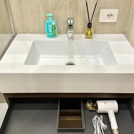Designer Apartment, Entire Home, 2 Bathrooms, For Families, Groups 米兰
